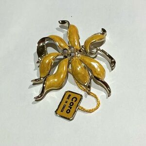 Coro Gold-Tone Floral Leaf Brooch with Yellow Tag